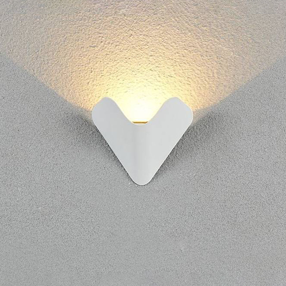 Ray Minimalist Triangle Metal Outdoor Wall Lamp, Balck/White