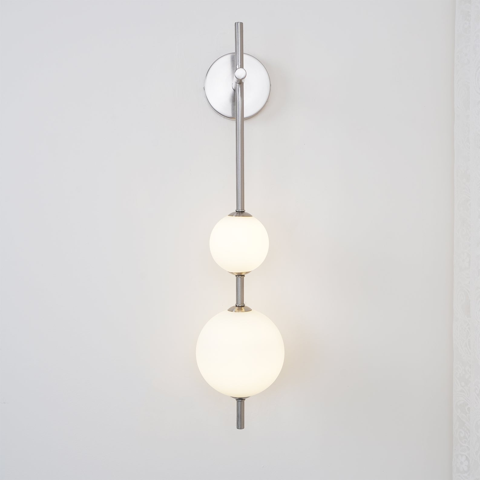 Ilraeia Vertical Globe Plug-in Wall Lamp - Neutralighting