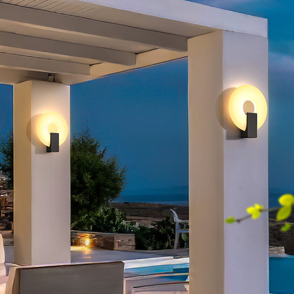 Ray Modern Metal/Acrylic Solar Waterproof Outdoor Wall Lamp, Black/White