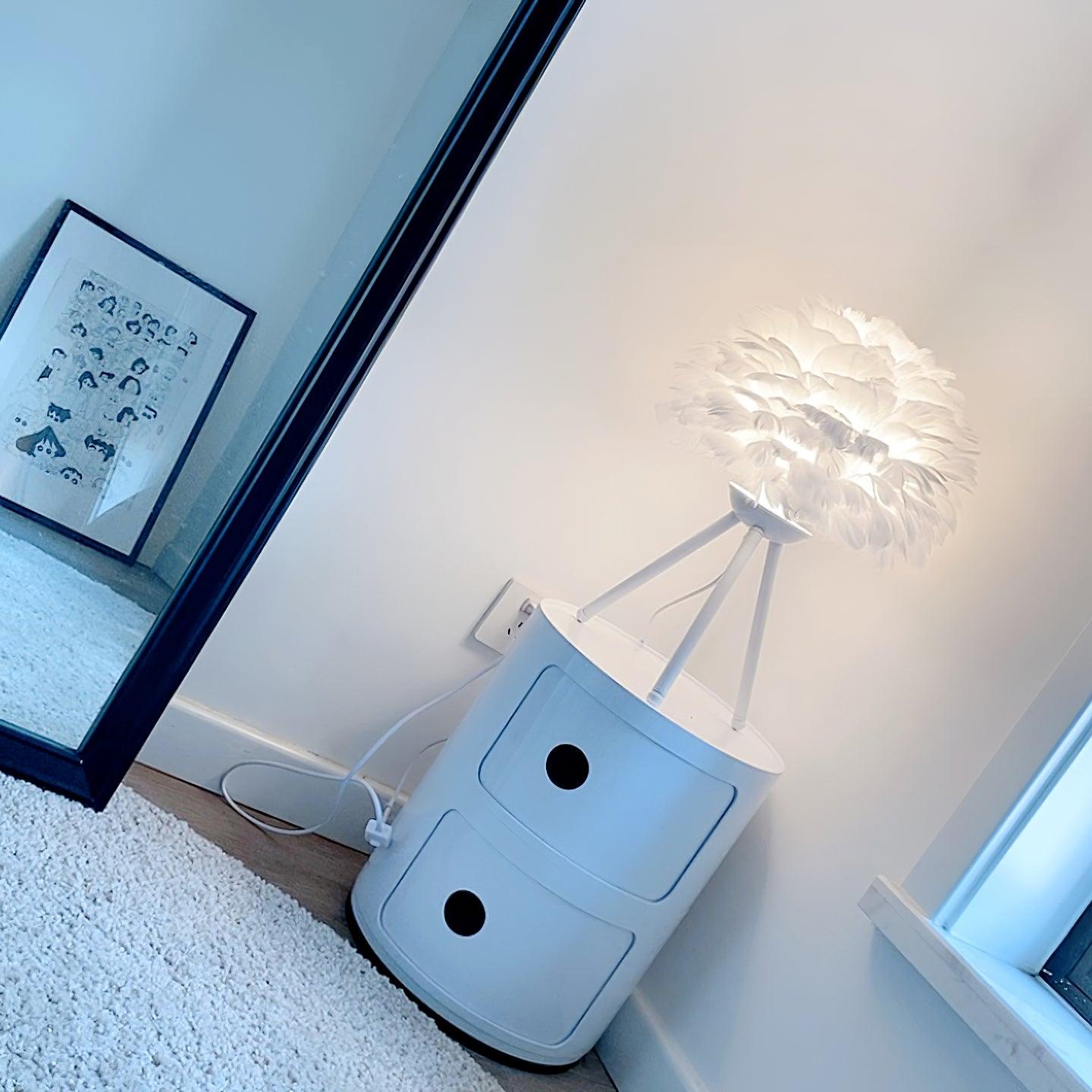 Nilo Feather Feminine Table Lamp - Letslighting
