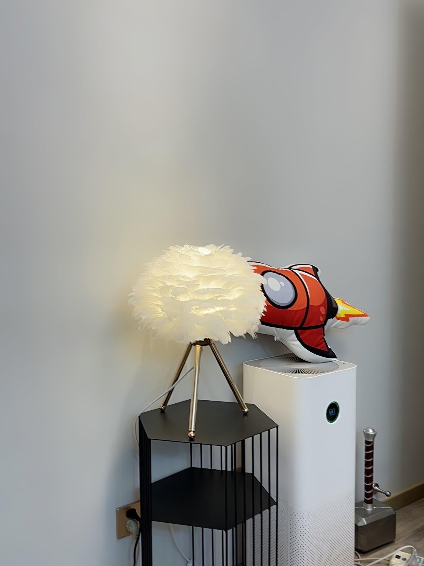 Nilo Feather Feminine Table Lamp - Letslighting